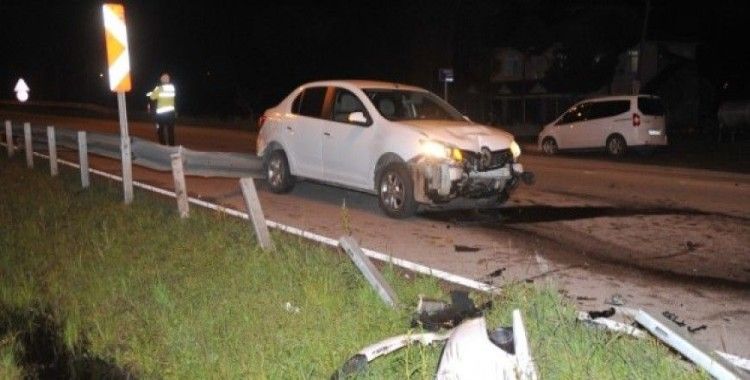 Otomobil refüje çarptı: 1 yaralı