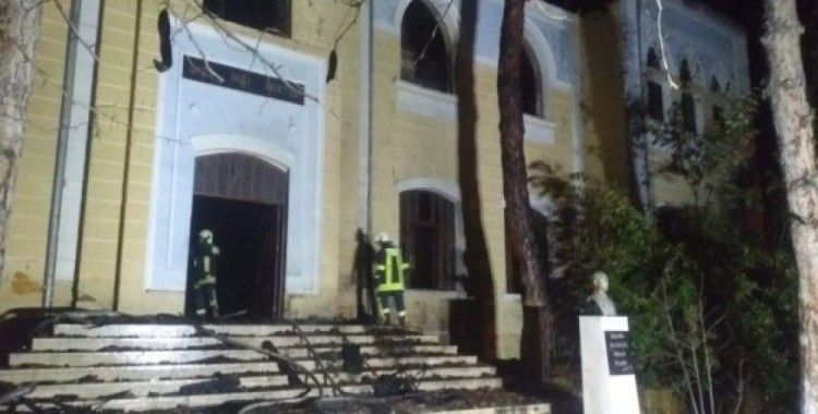 Denizli’de 91 yıllık tarihi okul binasında çıkan yangın söndürüldü