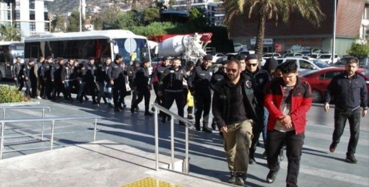 Alanya'da operasyonda gözaltına alınan 17 torbacı adliyede