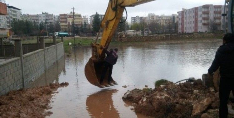 Midyat’ta yağmur nedeni ile ev ve iş yerlerini basan sular tahliye edildi