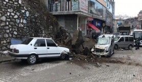 Bitlis'te caddeye kaya parçaları düştü, 3 araç hasar gördü