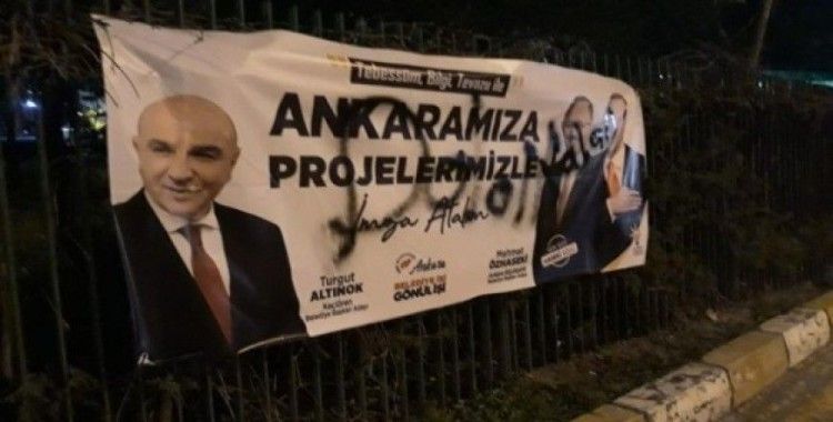 AK Parti afişlerine çirkin saldırı