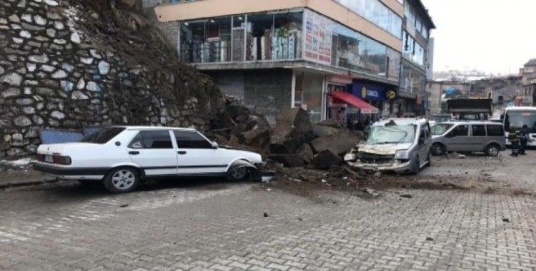 Bitlis’te caddeye kaya parçaları düştü: 3 araç hasar gördü