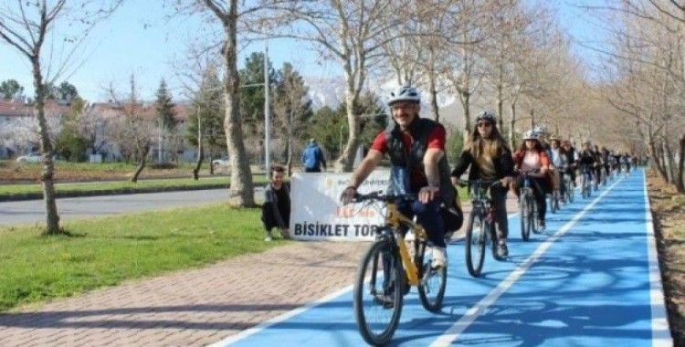 Yeni bisiklet yolu Rektör Kızılay'ın katılımıyla test edildi