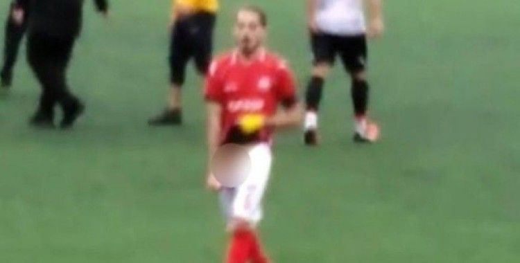 Cinsel organını gösteren futbolcuya 10 maç ceza