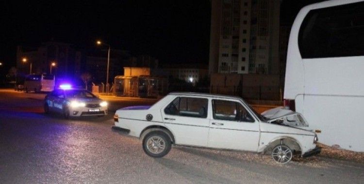 Karaman’da otomobil park halindeki otobüse çarptı: 1’i ağır 2 yaralı