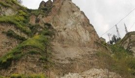 Kayaların koparak yola düştüğü dağ tehlike saçıyor