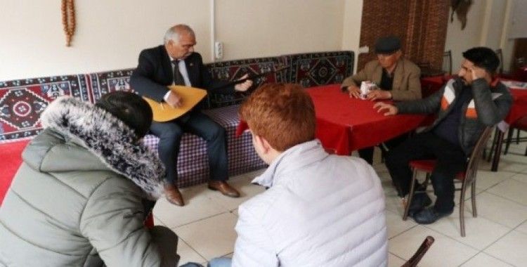 (Özel) Elinde bağlamasıyla muhtar seçildi