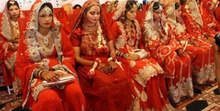 Pakistan’da 100 çiftin evlendiği toplu düğün töreninde renkli görüntüler oluştu
