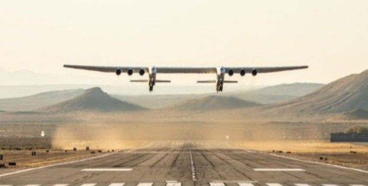 Dünyanın en büyük uçağı ilk uçuşunu yaptı