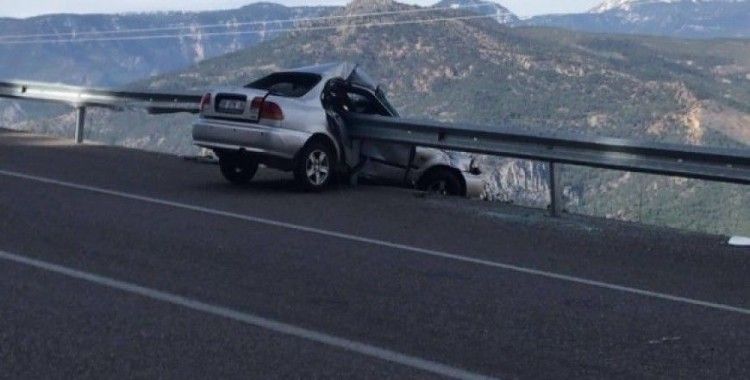 Karaman’da otomobil bariyere saplandı: 1 yaralı