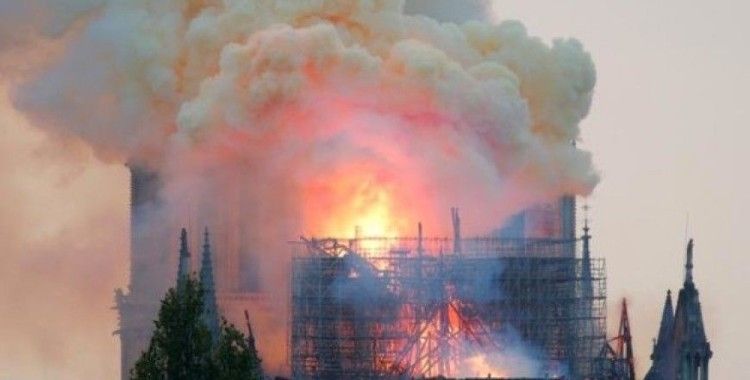 Notre Dame Katedrali'nin çatısı tamamen çöktü