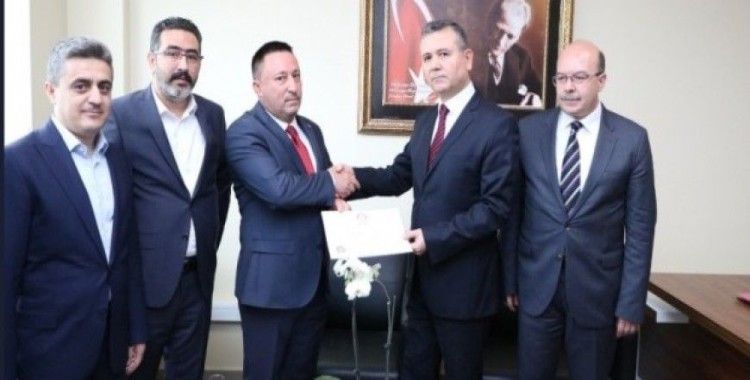 AK Partili Hüseyin Beyoğlu mazbatasını aldı