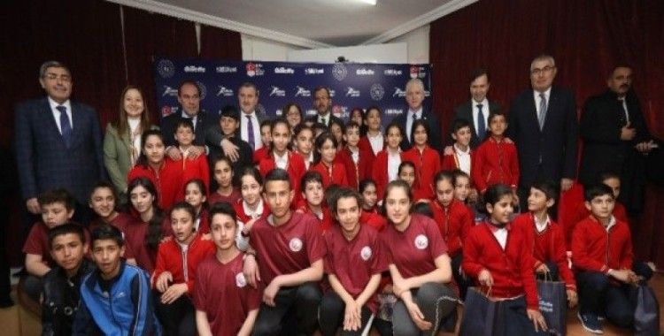 Bakan Kasapoğlu, 35 bin öğrenciye spor malzemesi desteğini Gaziantep’ten başlattı
