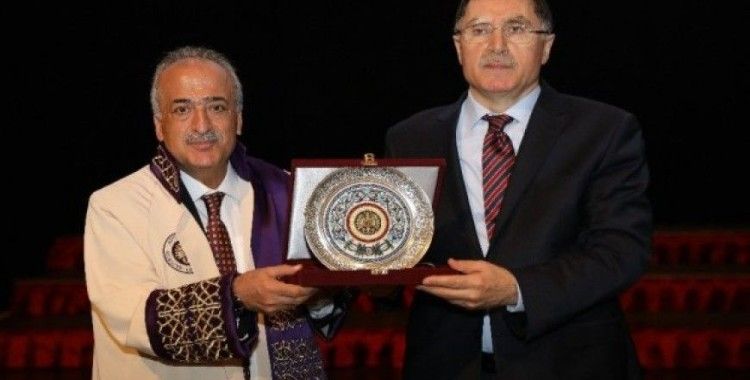 Atatürk Üniversitesi’nde bilimsel teşvik ödül ve akademik giysi töreni gerçekleşti