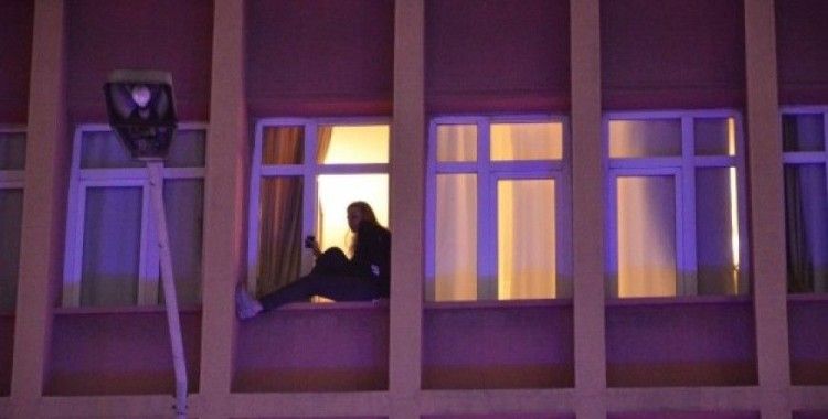 Otelin penceresine çıkarak intihara kalkıştı