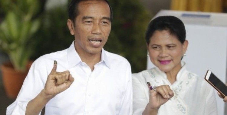 Endonezya'da ilk sonuçlara göre Başkan Joko Widodo 13 puan önde