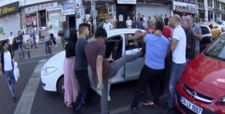 (Özel) İstanbul’un göbeğinde aile boyu tekme, tokat ve sopalı kavga kamerada