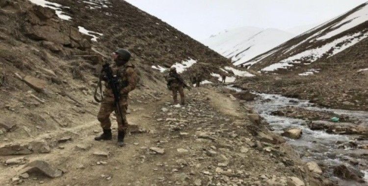 PKK'nın gömülü bidonunda uzi makineli tabanca çıktı