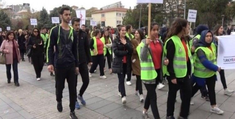 Liseli gençler bağımlılıkla mücadele için yürüdü