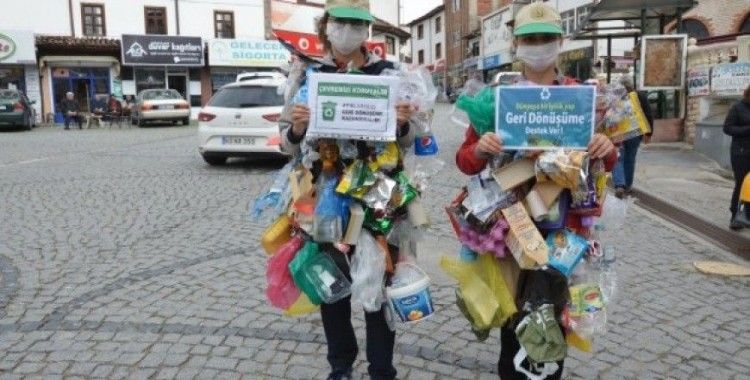 Çöpten topladıkları malzemelerle kıyafet yapıp sokaklarda gezdiler