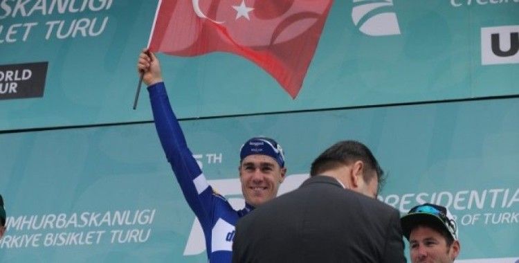 Jakobsen podyuma Türk bayrağı ile çıktı