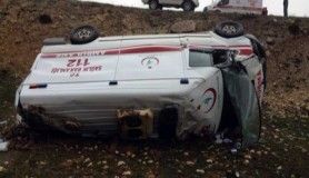 Karaman'da ambulans şarampole devrildi, 3 yaralı