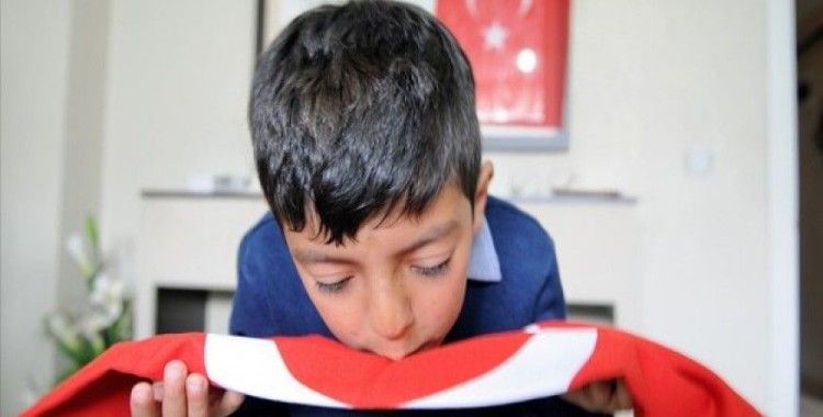 O çocuğa Türk bayrağı hediye edildi