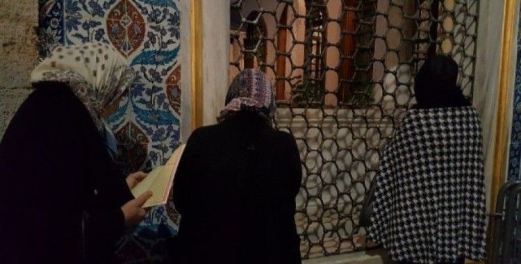 Eyüp Sultan Camii’nde Berat Kandili coşkusu