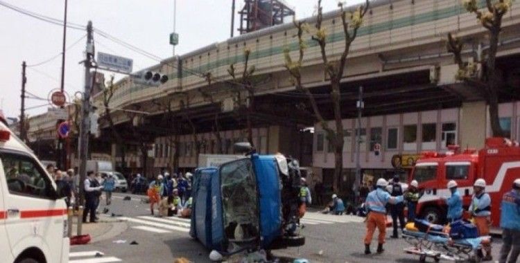 Japonya'da araç yayaların arasına daldı: 2 ölü