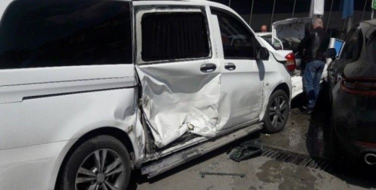 İstanbul’da otomobilin yıkayan adama lüks cip çarptı: 2 yaralı