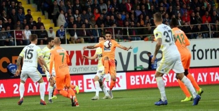 Alanyaspor Fenerbahçe'yi tek golle geçti