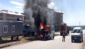 Alev alev yanan minibüs ateş topuna döndü