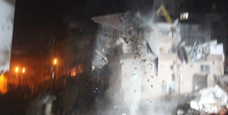 Kağıthane’de yıkılma tehlikesi olan bina kontrollü bir şekilde yıkıldı