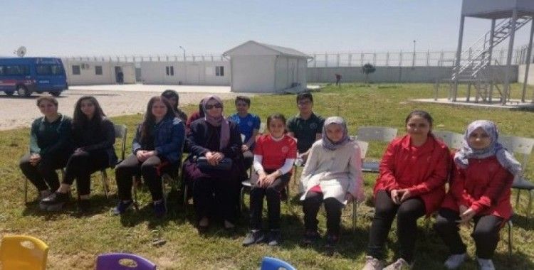 23 Nisan’da mülteci kampındaki çocuklar da güldü