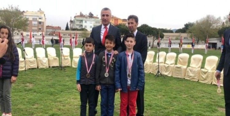 Burhaniye'de Hasan Taha atletizmde ilçe birincisi oldu