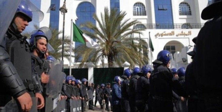 Cezayirli 5 milyarder tutuklandı