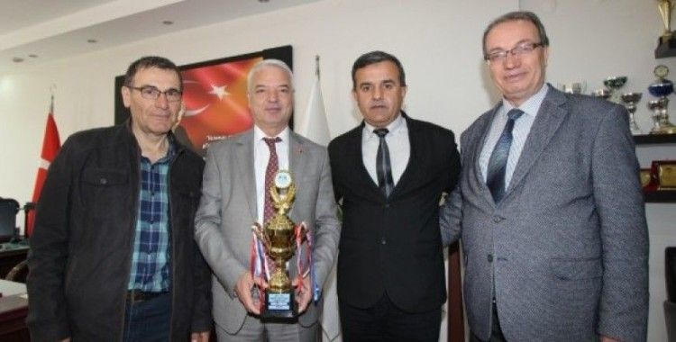 Saruhanlı Belediyespor’dan Başkan Bilgin’e Şampiyonluk Kupası