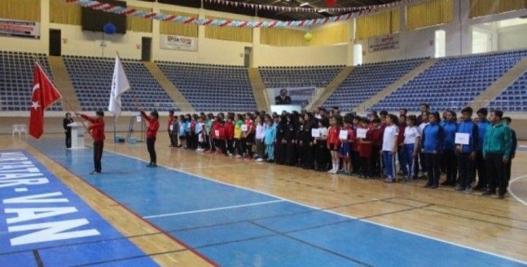 Van’da “Yıldızlar Badminton Grup Müsabakaları” başladı