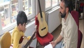 'Müzisyen terzi' minik ellere nota öğretiyor
