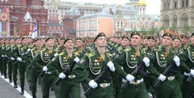 Rusya'dan Zafer Bayramı'nda Kızıl Meydan'da gövde gösterisi