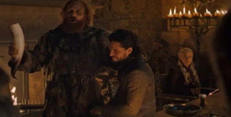 Game of Thrones sahnesinde Starbucks bardağı