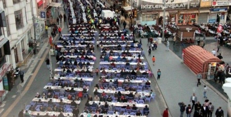 Kilis’te kardeşlik sofrasında 5 bin kişi iftarını açtı