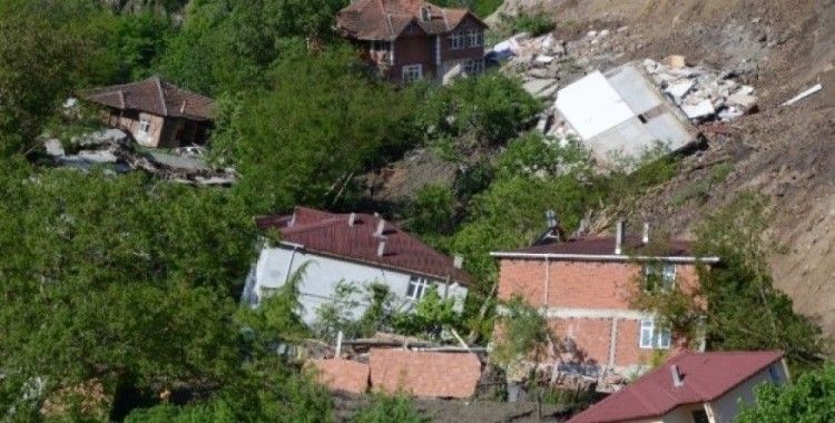 Ordu'da heyelan bir mahalleyi yok etti: 15 ev yıkıldı