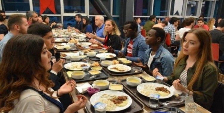 Rektör iftar yemeğinde öğrencilerle bir araya geldi