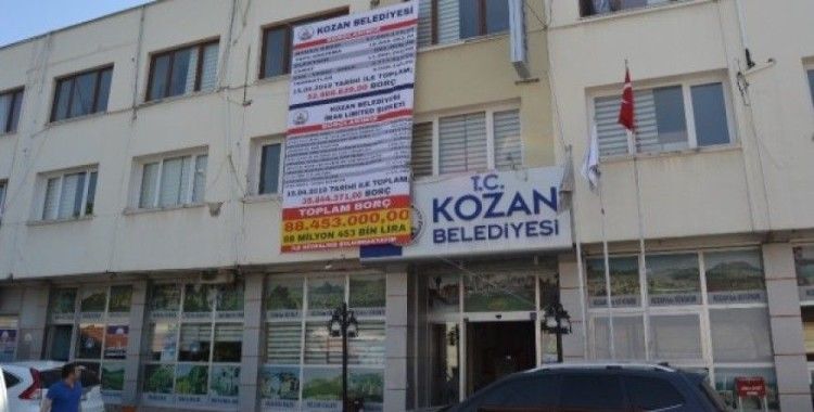Kozan Belediyesi borçlarını afişle duyurdu