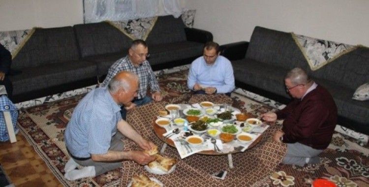 Şehit ailesinin evinde iftar yemeği