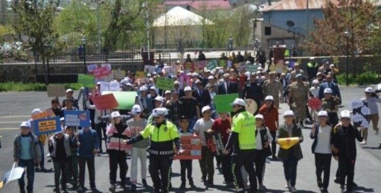 Eleşkirt’te öğrenciler slogan atarak yürüyüş yaptı