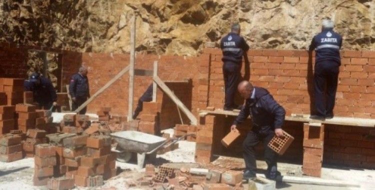 Gümüşhane Belediyesi kaçak yapıyı yıktı