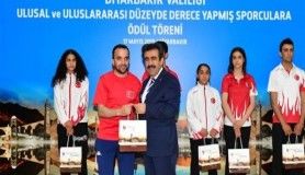 Vali Güzeloğlu, Ulusal ve uluslararası düzeyde derece yapmış sporculara ödüllendirdi